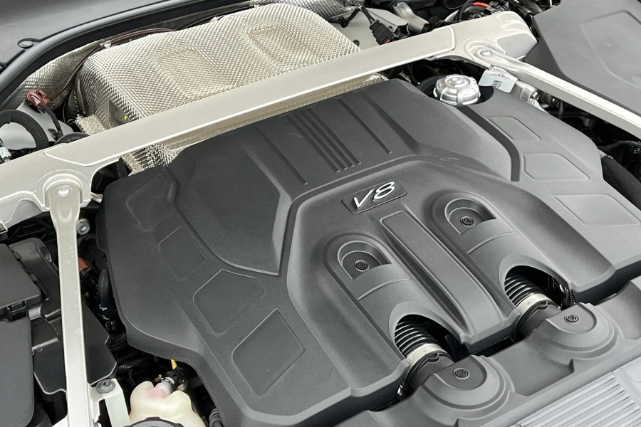 Car engine with 'V8'标识